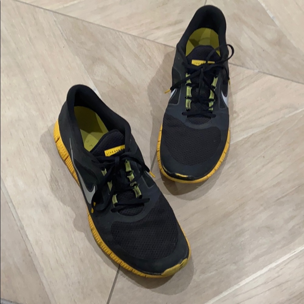 Men’s Nike tennis shoes